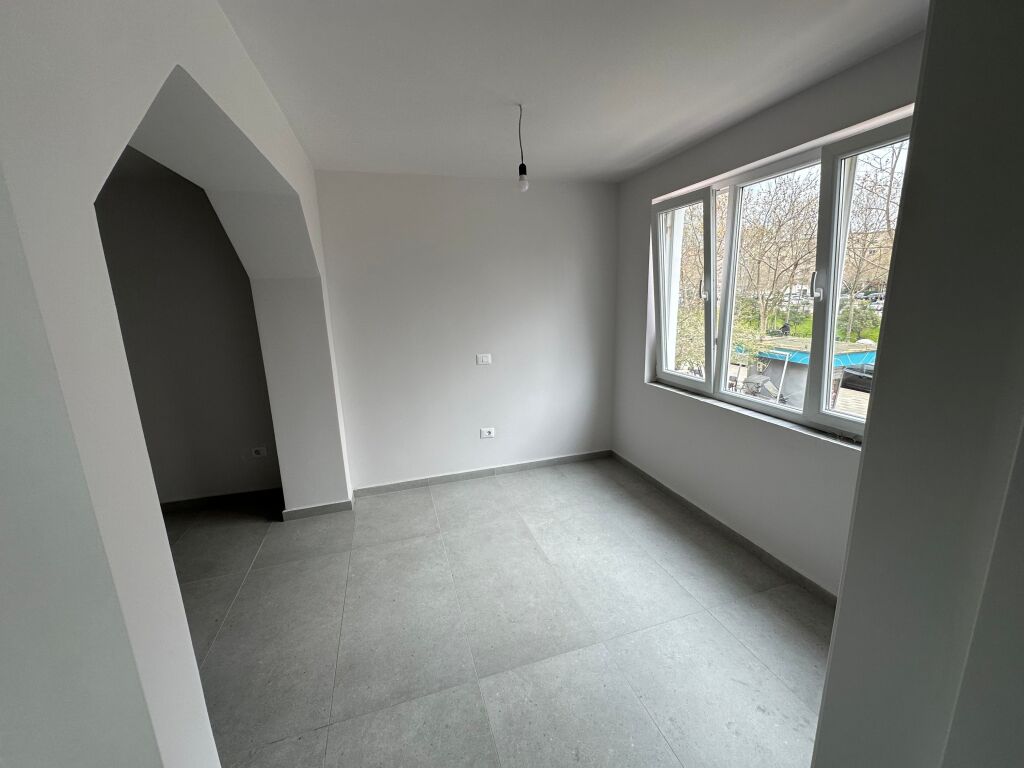 Apartament 4+1 per zyra me qera ne Brryl