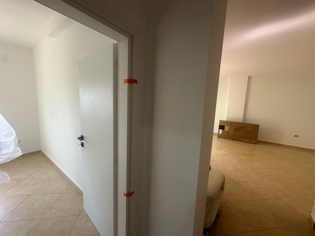 Affittasi 1+1 per ufficio in via Durresit