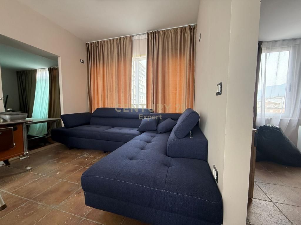 Duplex 2+1+2 me verandë për shitje – Rruga e Durrësit, Tiranë