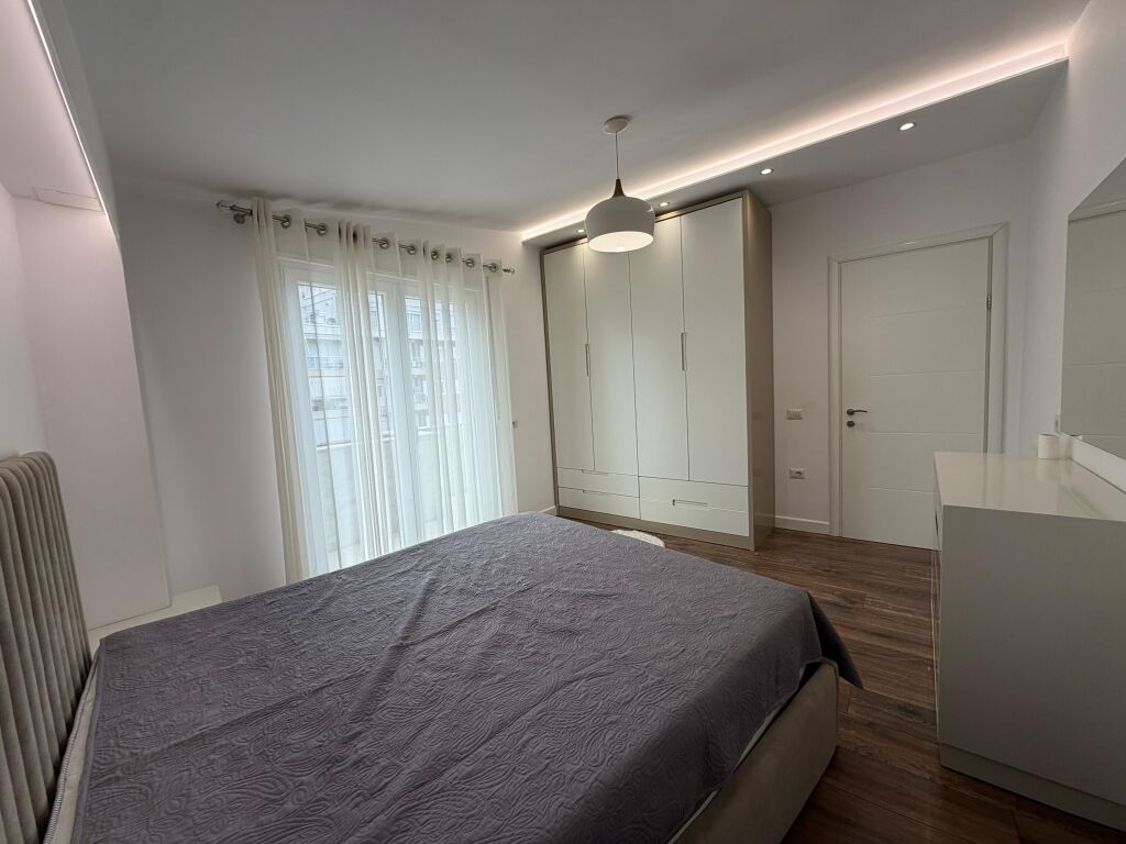 🏡 Shitet Papafingo me Parkim – Super Pamje Panoramike  📍 Liqeni i Thatë, Tiranë 🏢 Kati 6 (i fundit)  ✨ Pamje e lirë dhe panoramike, orientim perfekt  📐 Sipërfaqe: * Apartament: 70 m² * Verandë: 70 m² * Përbashkët: 15 m² * Totale: 155 m² 🚗 Parkim: 28 m²  💶 Çmimi: 250,000 €