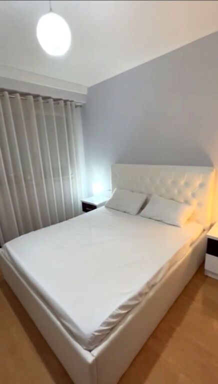 Tek Kompleksi Delijorgji jepet me qera apartament,1+1,i mobiluar 60,000Leke