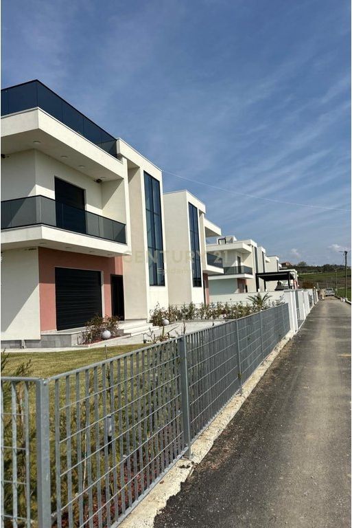 EKSLUZIVE! SHITET VILE INDIVIDUALE ME PISHINE NE GJIRIN E LALZIT! 340.000€