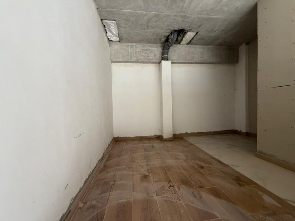 🏢 JEPET ME QIRA – Ambient Biznesi  📍 Tek Ish Fusha e Aviacionit💸Cmimi :1100 euro/muaj