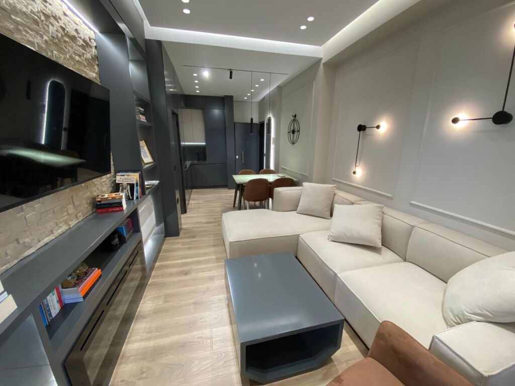 🏡 Jepet me qira Apartament 1+1 📍 Garden Building, Tiranë 🏢 Kati 12, pallat i ri me ashensor 🛋️ Apartament modern dhe i mobiluar  💶 Çmimi: 1000€ / muaj 🚗 Parkim: 100€ / muaj