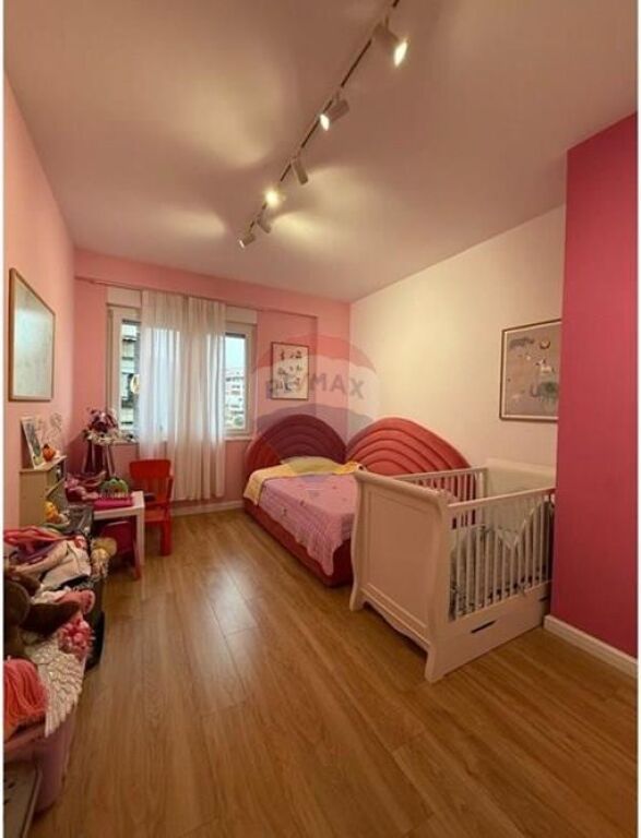 Shitet Apartament 2+1+2 te Rruga e Barrikadave