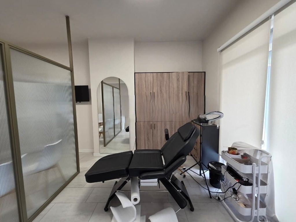 SHITET BIZNES DERMO-ESTETIK MBRAPA KOMPLEKSIT SQUARE 21 10,000 €