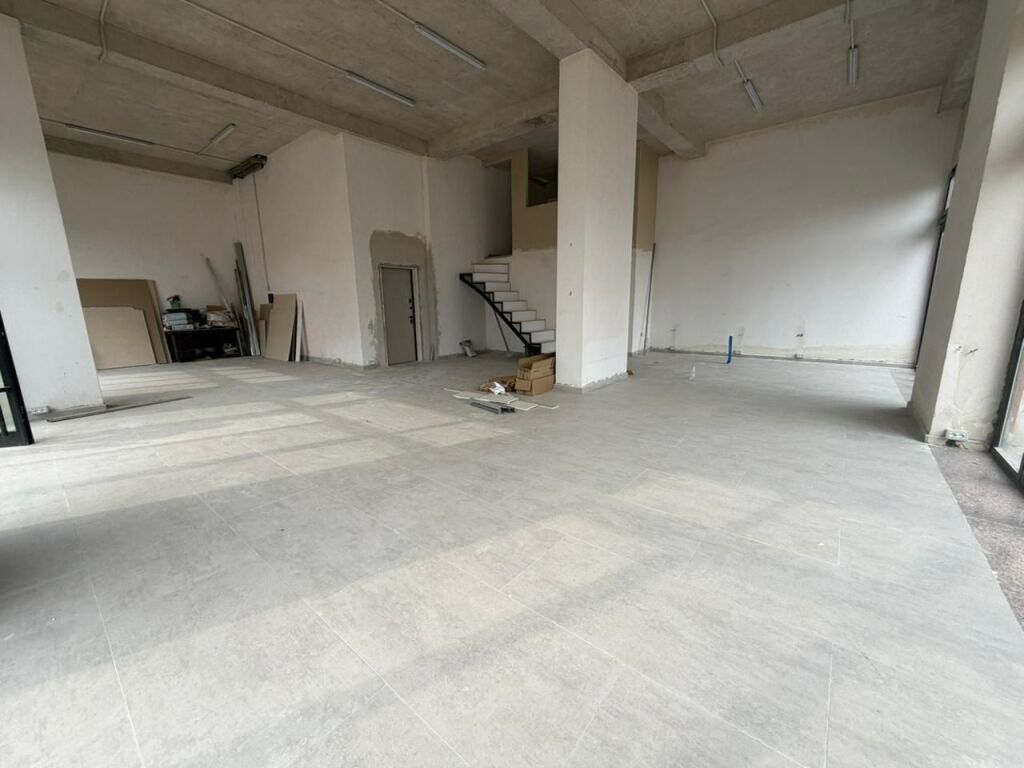 🏢 JEPET ME QIRA – Ambient Biznesi  📍 Tek Ish Fusha e Aviacionit💸Cmimi :1100 euro/muaj