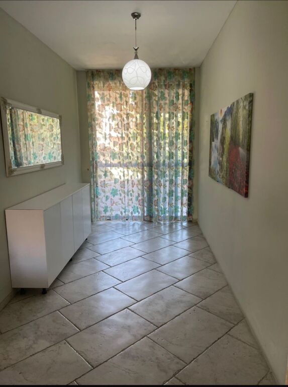 Affittasi casa 2+1, vicino alla Scuola Rossa, via Qemal Stafa 650 mila lek
