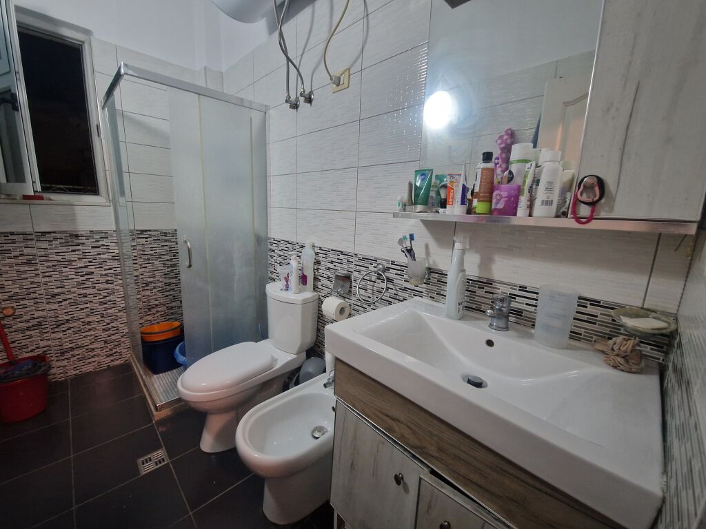 Shitet apartament 1+1 tek rruga Asim Vokshi