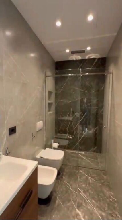 🏡 Apartament 1+1 me post parkimi me qira – pranë Air Albania Stadium