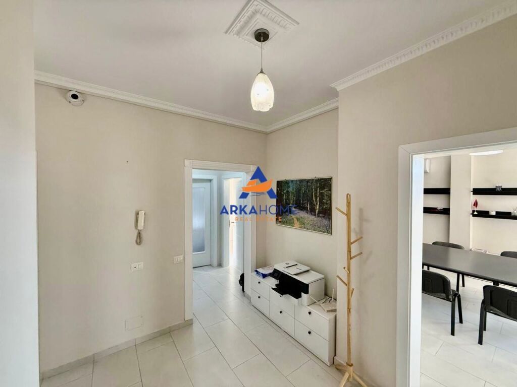 JEPET AMBIENT ME QERA 150M2 "RRUGA FUAT TOPTANI, QYTET STUDENTI" 650 EURO