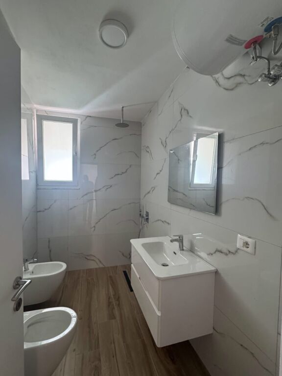 Apartament 1+1, pranë mbikalimit të Shkozës, në Rrugën Islam Rusi.