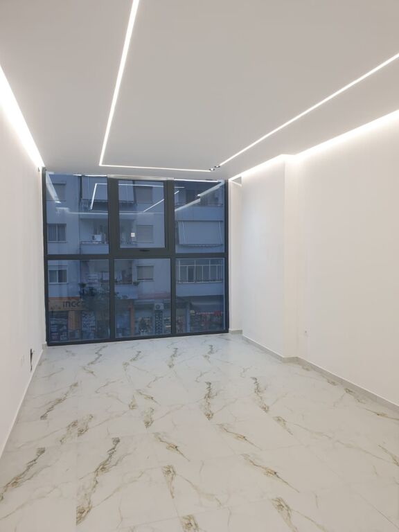 Negozio nel viale principale di Astiri, Tirana