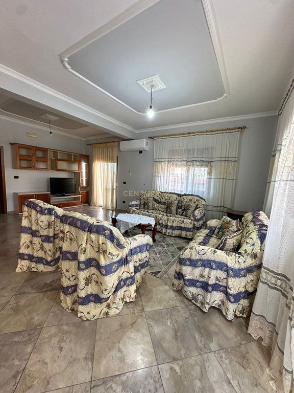 JEPET ME QERA Apartament ne Porcelan – KATI I DYTË I NJË VILE(50.000 leke)