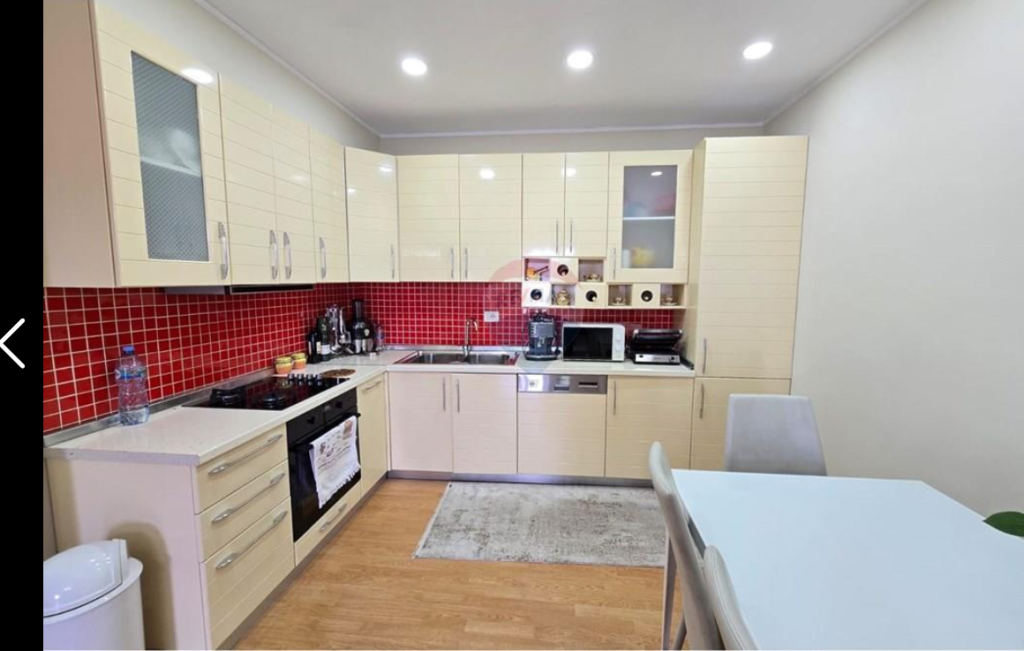 Apartament per shitje 2+1+2 tek Stacioni i Trenit