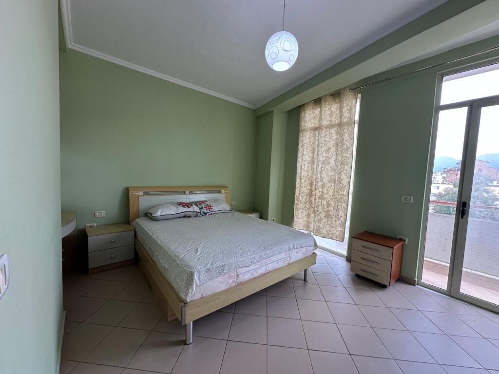 Rruga e Durresit,prane Ambasades Jugosllave jepet me qera apartament 1+1,i mobiluar.60,000Leke
