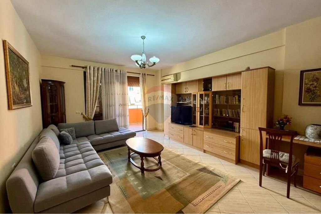 Apartment 1+1 for rent at Komuna e Parisit