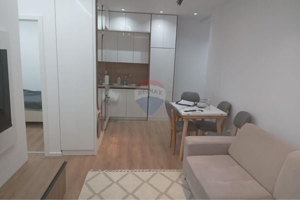 Apartament 2+1 + Post Parkimi për Qira Mangalem