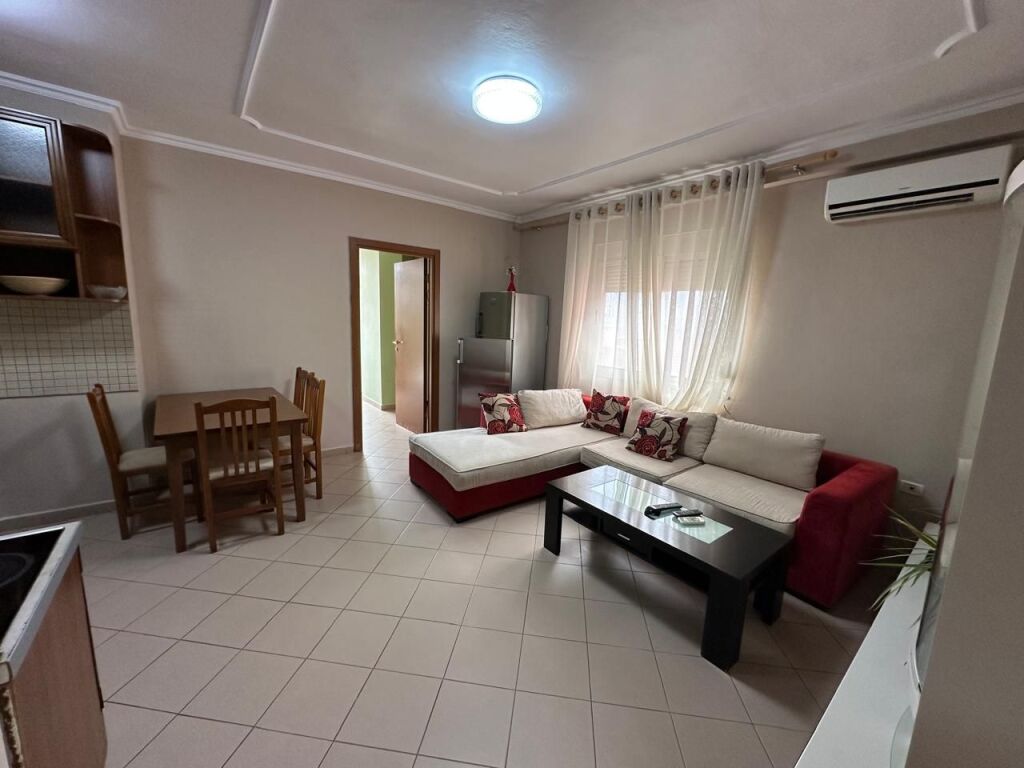 Rruga e Durresit,prane Ambasades Jugosllave jepet me qera apartament 1+1,i mobiluar.60,000Leke
