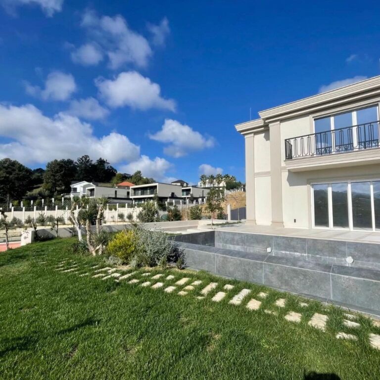 🏡 Vilë Luksoze për Shitje me 2 Pishina – Mjull-Bathore ✨