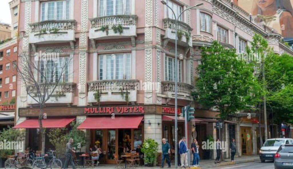 Apartment 2+1 for sale, only 5 minutes away from Skenderbeu Square, area behind the 15-Storey Building