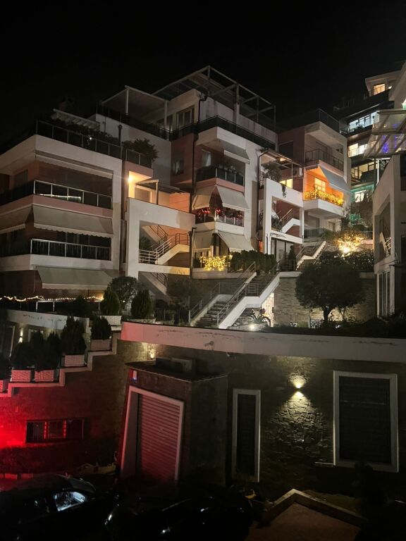 2+1,i mobiluar te xhamia e kopshtit botanik,850 euro