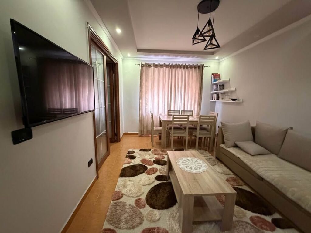 Affittasi – Appartamento 2+1 Vicino all'Ospedale Americano, Laprakë