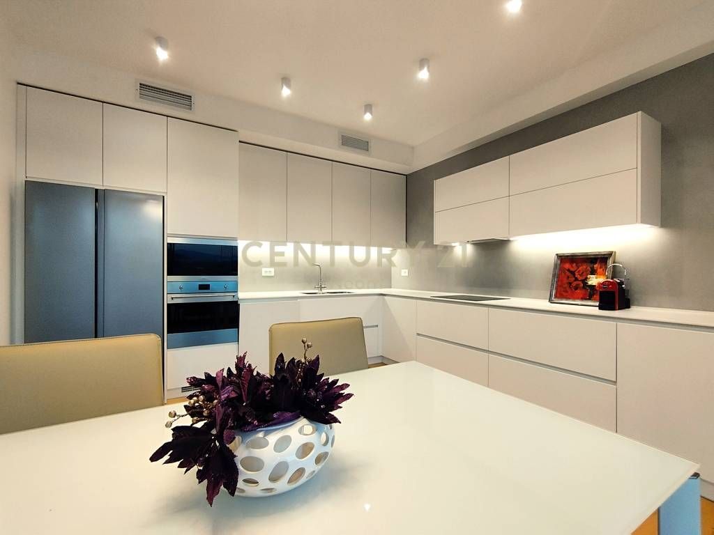 Vilë për qira pranë TEG 5,000 € /Muaj Sip. Totale  600m2