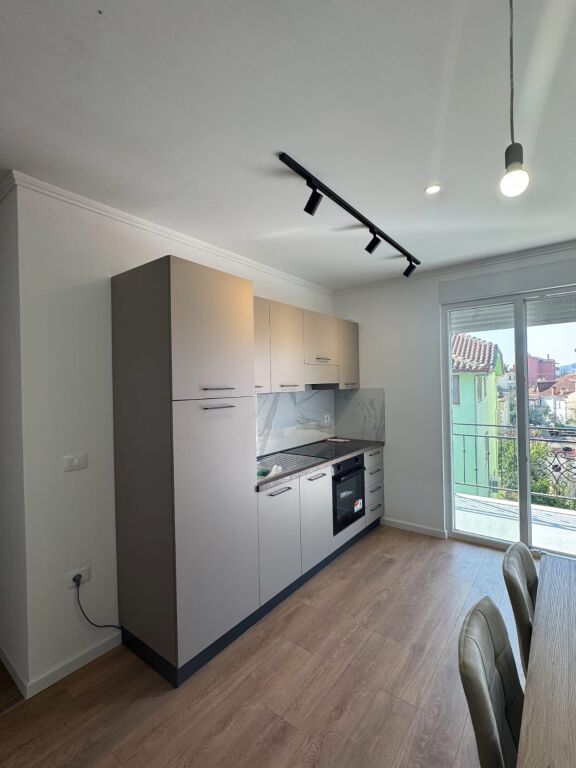 Apartament 1+1, pranë mbikalimit të Shkozës, në Rrugën Islam Rusi.