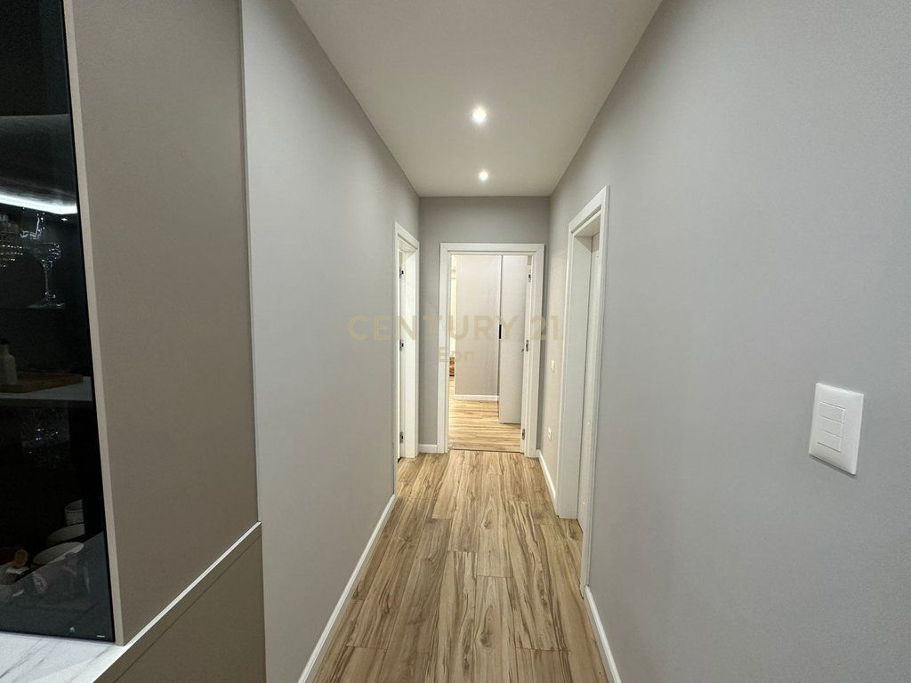 APARTAMENT I PËRSHTATSHËM 2+1+2 NË VOLLGA AFËR 27 KATEVE!
