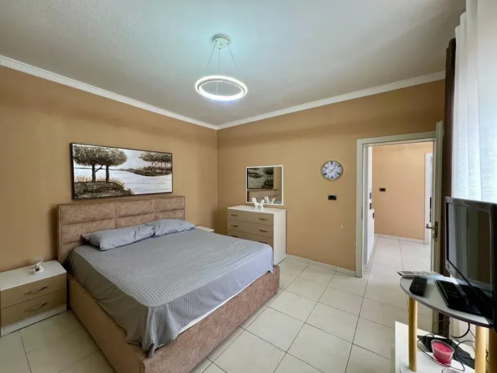 Shitet shtepi private+truall ngjit me ish doganen