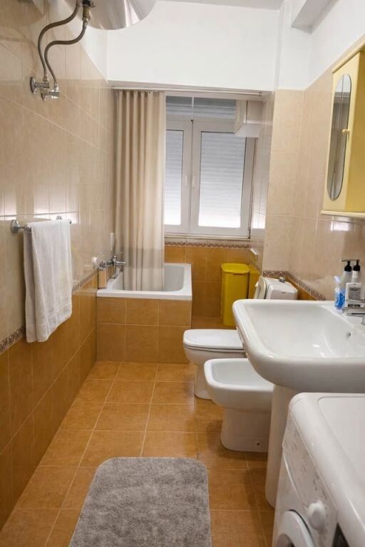 Affittasi – Appartamento 2+1 Vicino all'Ospedale Americano, Laprakë