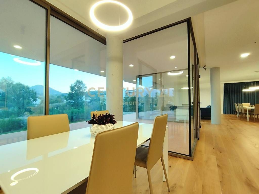 Vilë për qira pranë TEG 5,000 € /Muaj Sip. Totale  600m2