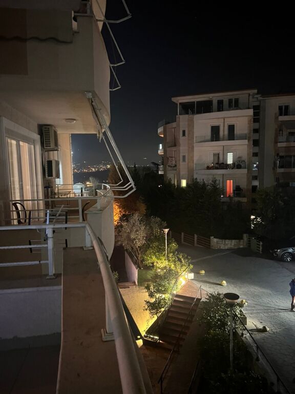 2+1,i mobiluar te xhamia e kopshtit botanik,850 euro