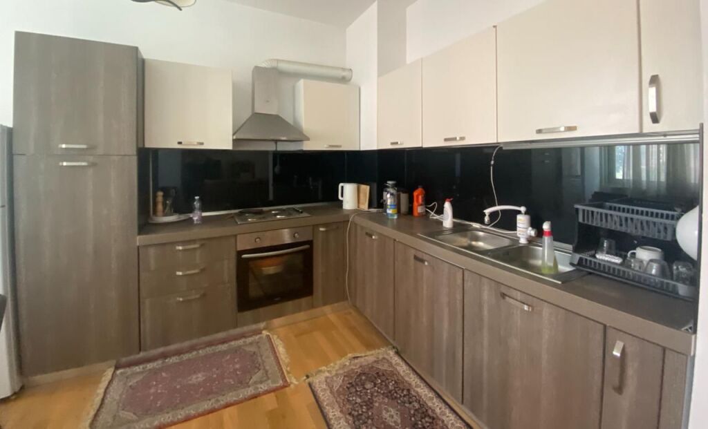 AFFITTASI APPARTAMENTO 2+1+2 bagni, al terzo piano di un edificio di lusso.