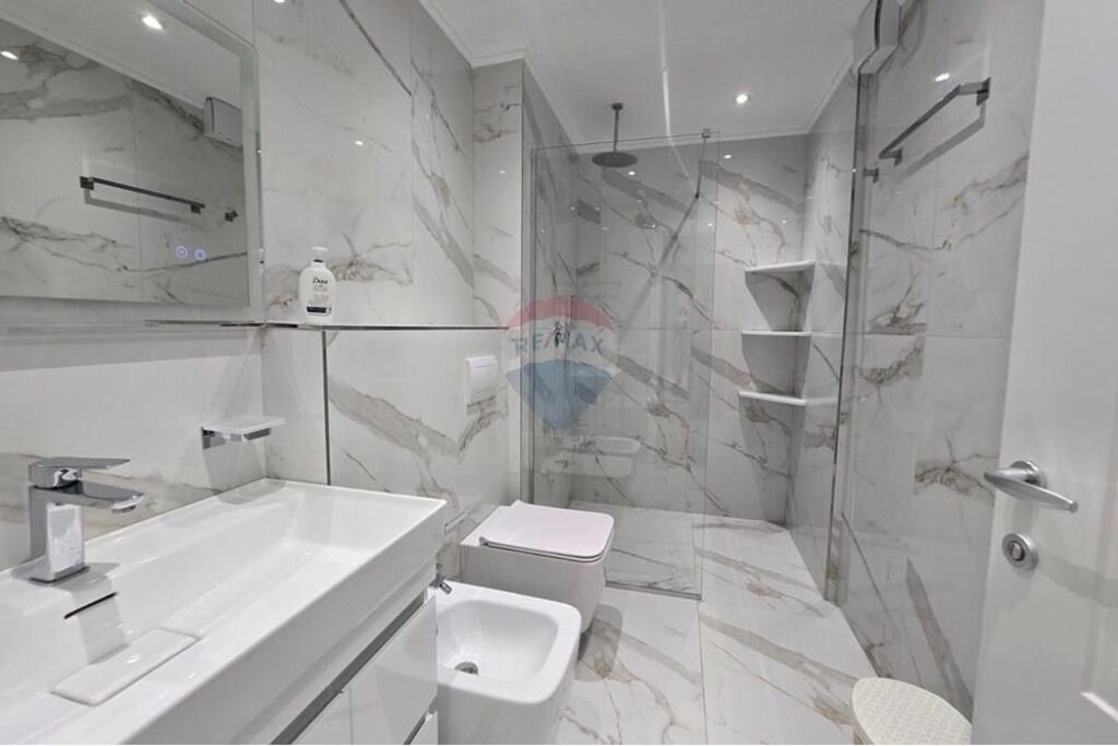 Dupleks ne shitje,Liqeni i Thate