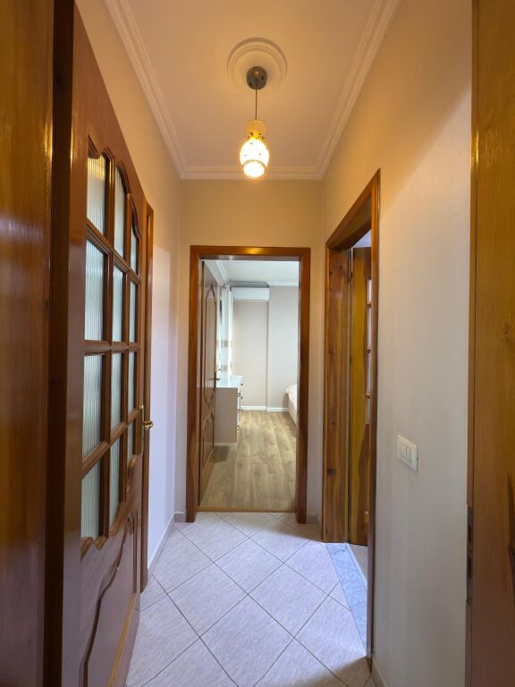 JEPET ME QIRA | Apartament 2+1 – Rruga e Kavajës (përballë Delijorgjit)
