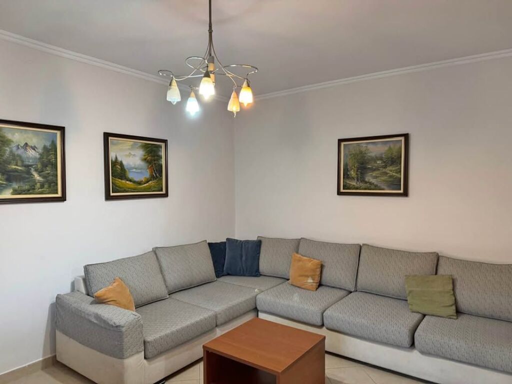 Jepet me qera apartament 1+1 Tek Shkolla e Bashkuar