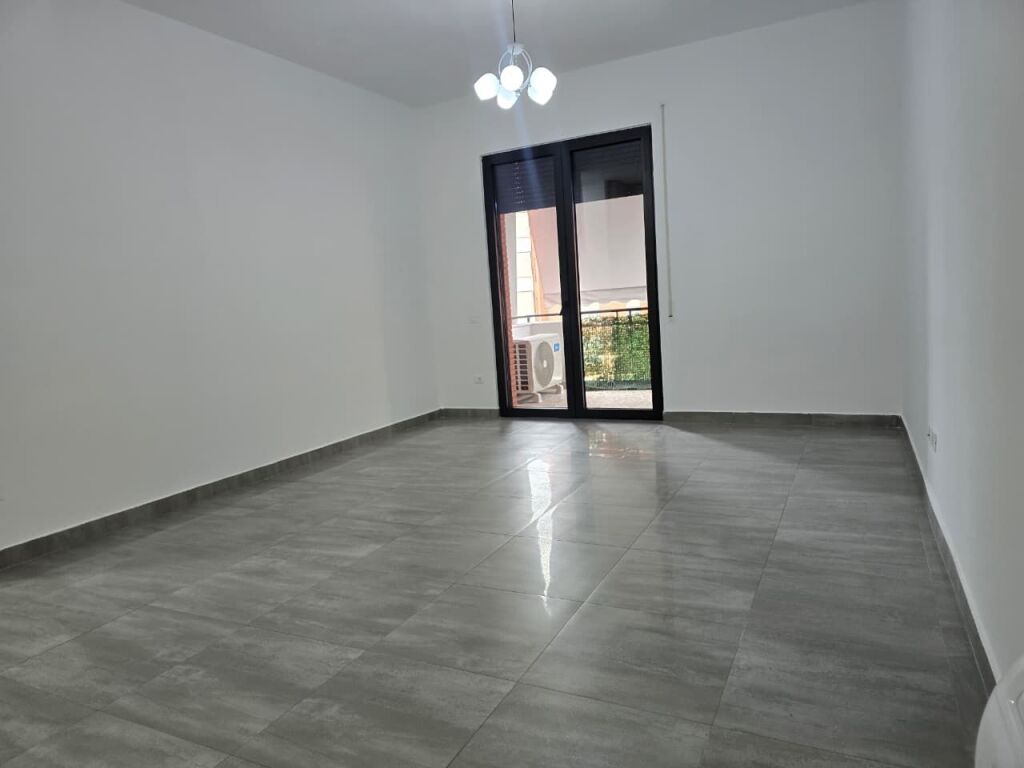Empty apartment for rent in Delijorgj