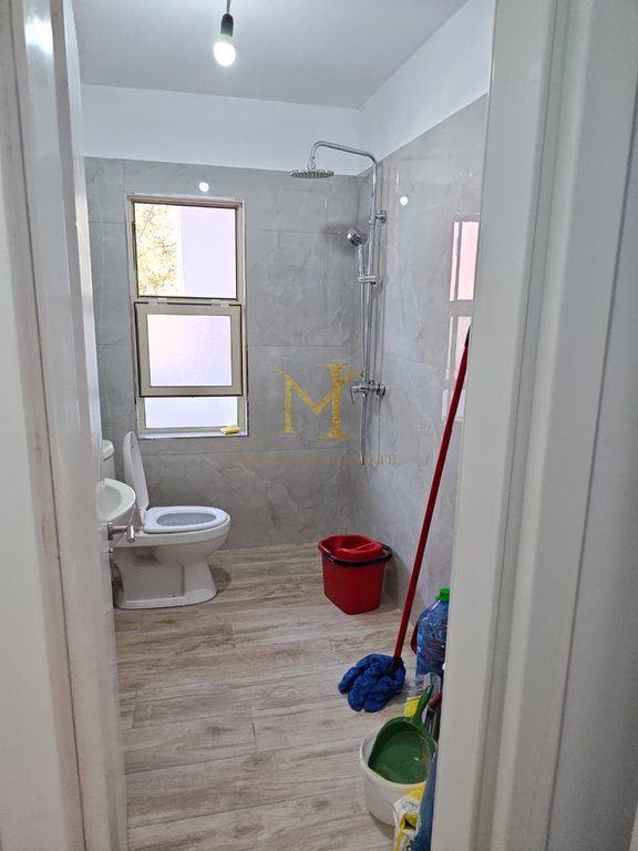 Jepet me qira apartament 2+1, 75 m², kati 2, në pallat ekzistues, në një nga zonat më të preferuara të Durrës, pranë Stadiumi Niko Dovana !