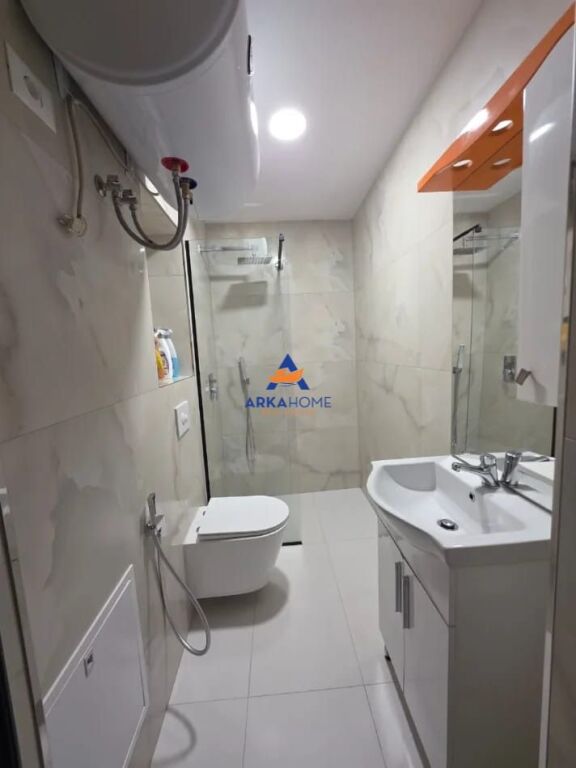 JEPET APARTAMENT ME QERA 4+1+2+BALLKON "RRUGA FORTUZI, MINE PEZA" 1500 EURO