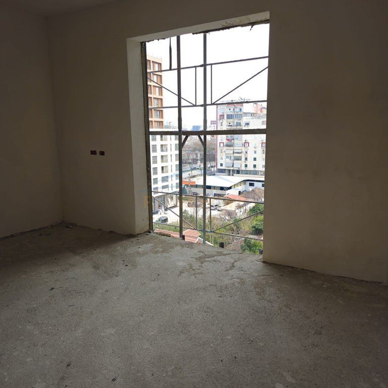 Shitet, Apartament 2+1+2, Laprake,Tiranë