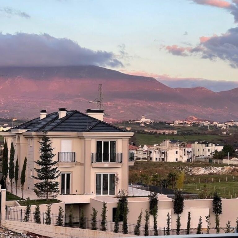 🏡 Vilë Luksoze për Shitje me 2 Pishina – Mjull-Bathore ✨