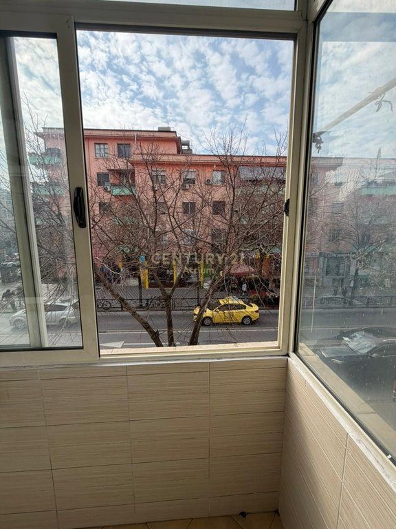 SHITET APARTAMENT 2+1 TEK RRUGA E DURRESIT