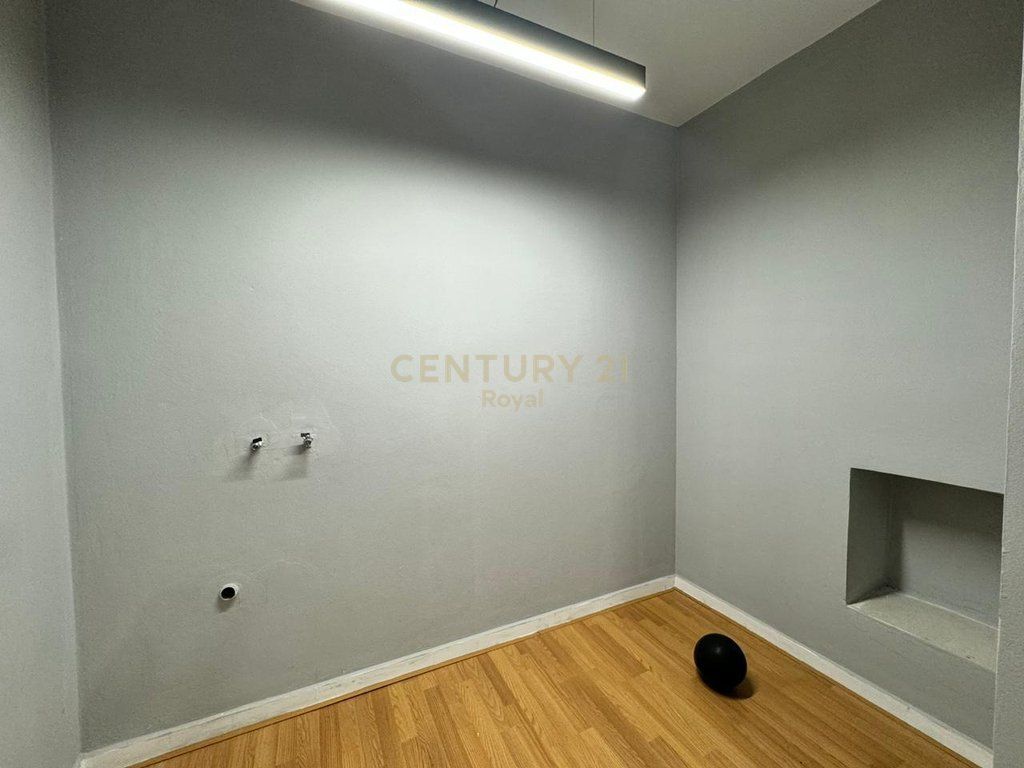 SHOP FOR RENT BEHIND GARDEN BUILDING