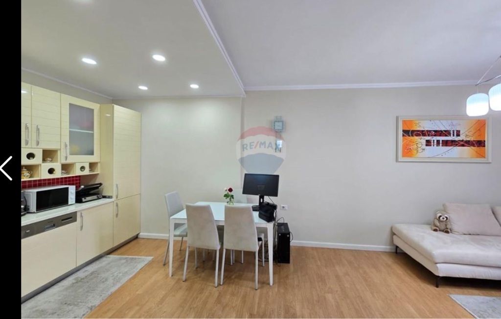 Apartament per shitje 2+1+2 tek Stacioni i Trenit