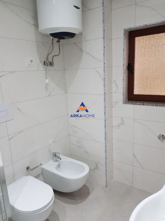 JEPET AMBIENT ME QERA 150M2 "RRUGA FUAT TOPTANI, QYTET STUDENTI" 650 EURO