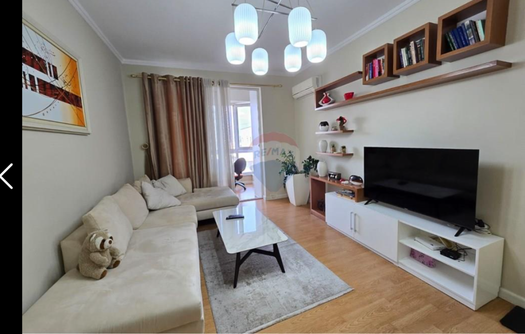 Apartament per shitje 2+1+2 tek Stacioni i Trenit