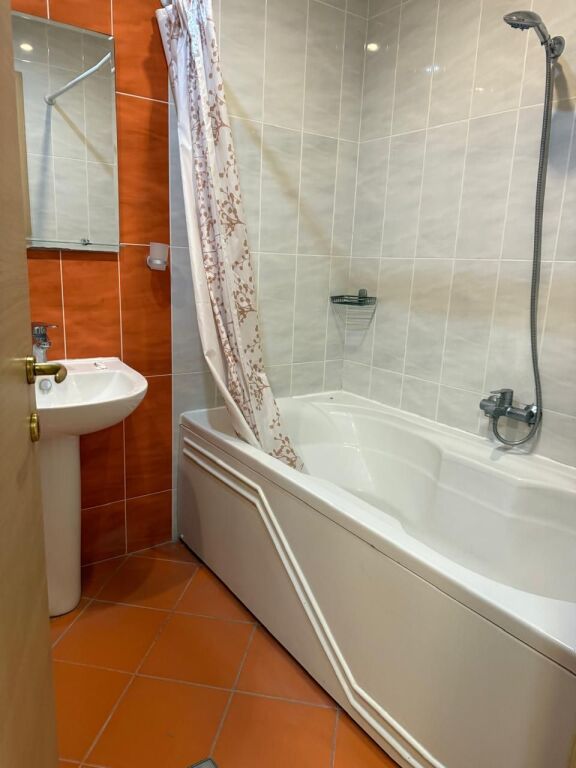 Affittasi 2+1, Pavaroti