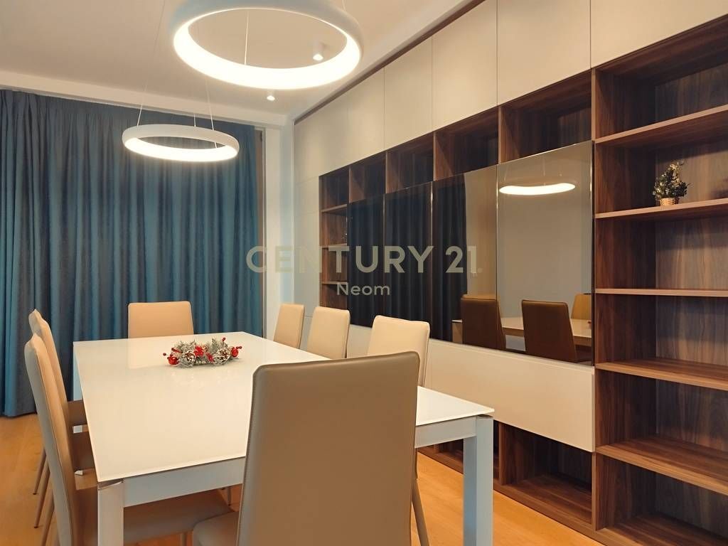 Vilë për qira pranë TEG 5,000 € /Muaj Sip. Totale  600m2